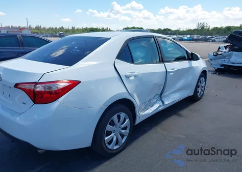 2017 Toyota Corolla Le z USA, uszkodzony, nr VIN 5YFBURHE7HP570516